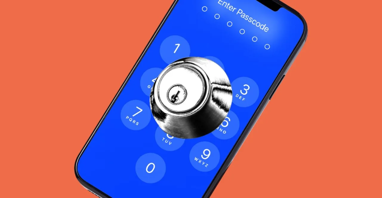 Um agente da TSA segurando um smartphone enquanto um alerta de “wipe data” aparece na tela, ao lado de um passaporte e bagagem