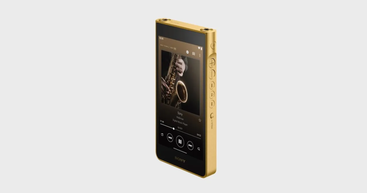 Walkman Sony dourado 24k sobre fundo escuro, com o logotipo da Sony em destaque ao lado