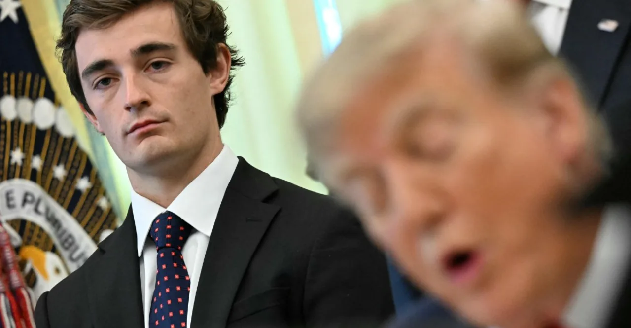 Trump e JD Vance ao lado de Nick Shirley, com maços de dinheiro e banner anunciando $25 mi para denúncias de fraude