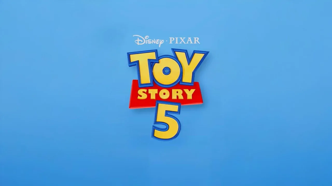 Jovem fazendo alongamento na sala, com pôster da Toy Story 5 ao fundo e tablet exibindo o calendário de lançamentos da Pixar