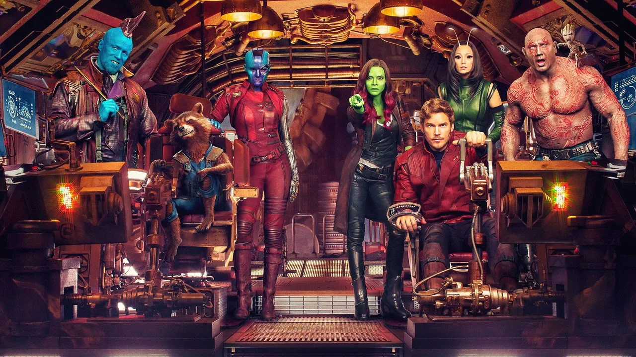 Haltere dourado ao lado da miniatura de Baby Groot sobre tapete de yoga, sugerindo comparação de valor