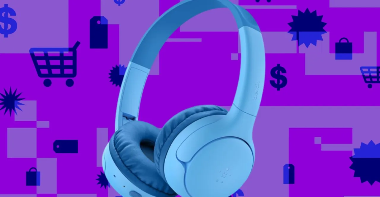 Criança de 8 anos correndo na esteira, usando fones Belkin SoundForm Mini 2, ao lado de garrafa d'água e colchonete