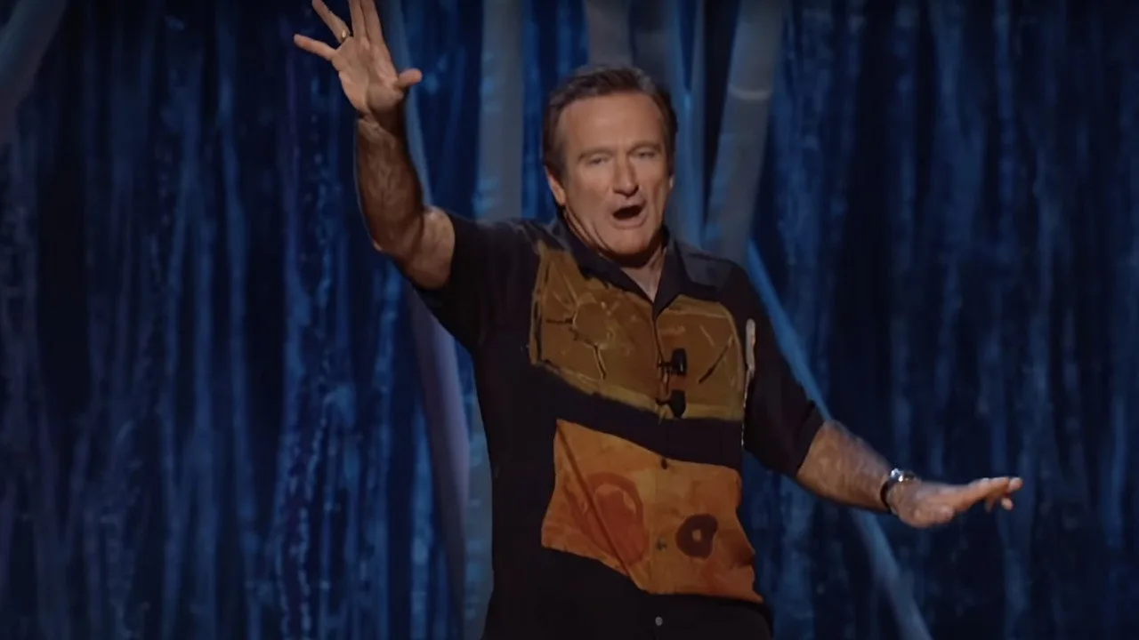 Homem em pijama meditando ao lado de um difusor de óleos essenciais e um relógio inteligente exibindo dados de sono