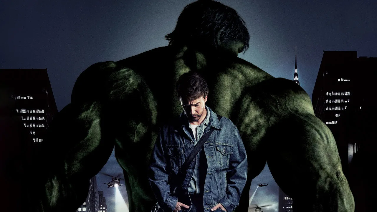 Homem musculoso levanta barra com pesos, usando luvas verde e vermelha, ao lado de shake de proteína e toalha