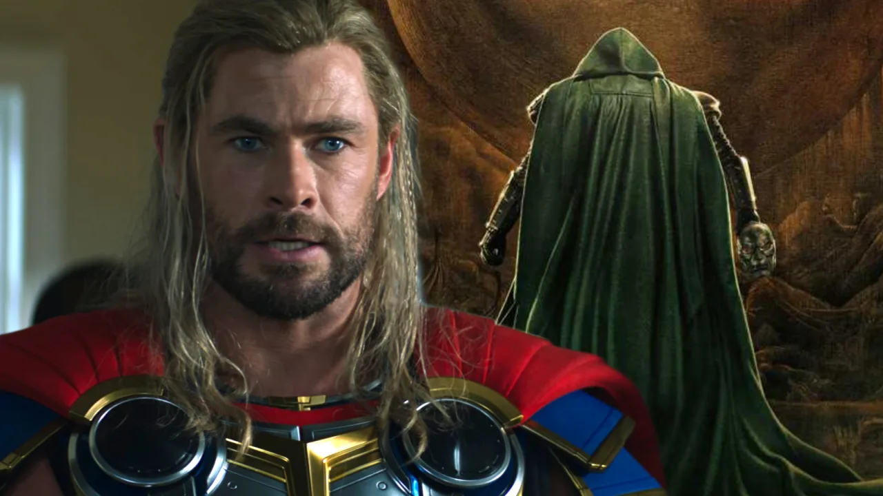 Anthony Russo ao lado do pôster de Avengers: Doomsday, com o logo da Marvel iluminado ao fundo