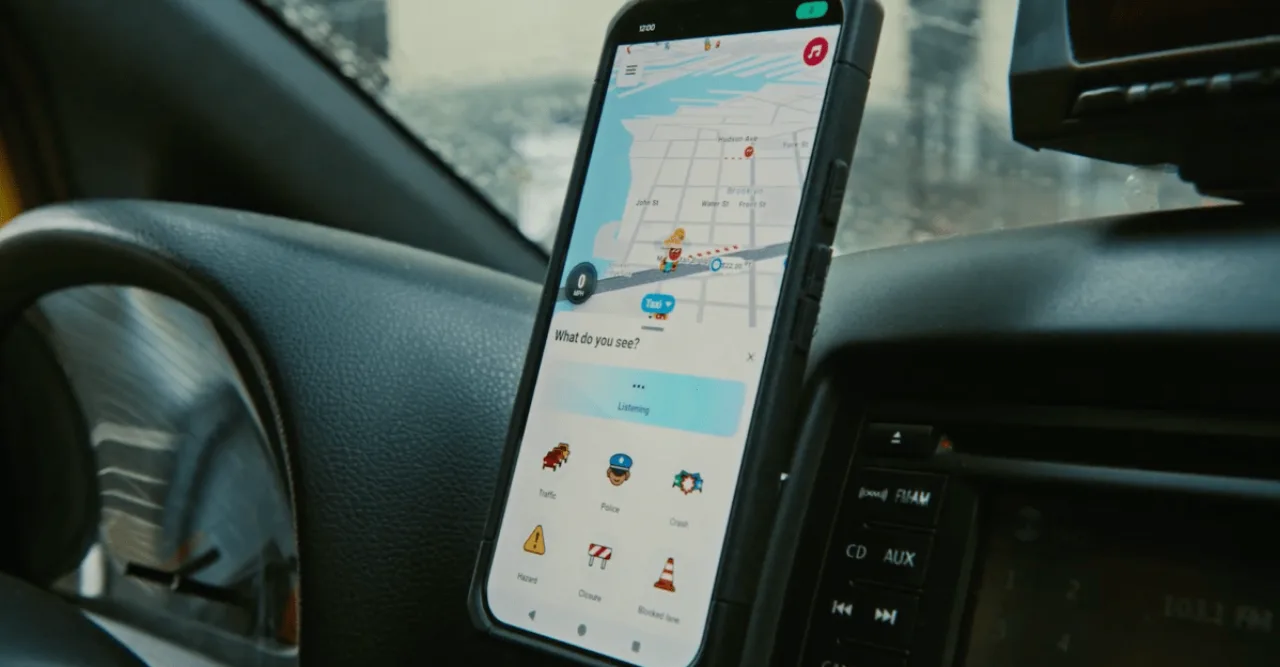 Corredor usando o celular com o app Waze aberto, enquanto visualiza rotas e alertas de trânsito em tempo real