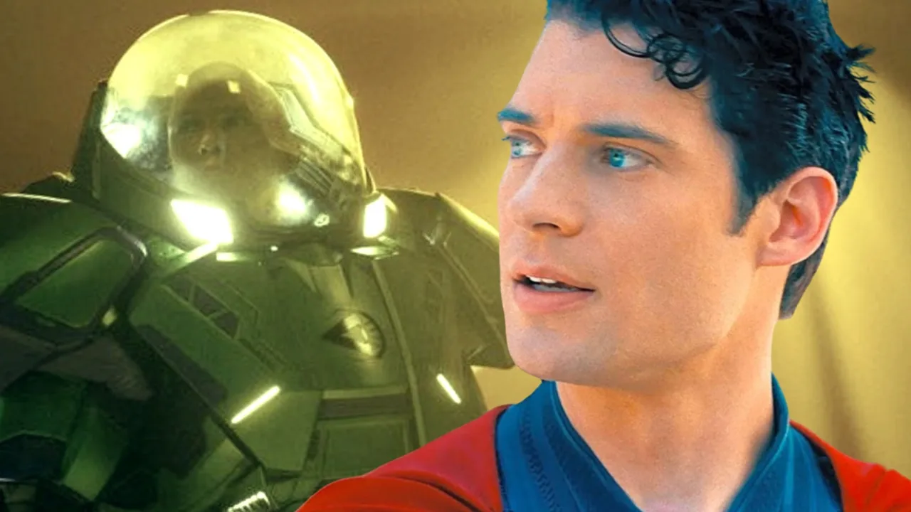 Homem musculoso vestindo a icônica armadura verde de Lex Luthor, segurando halteres enquanto faz supino em academia