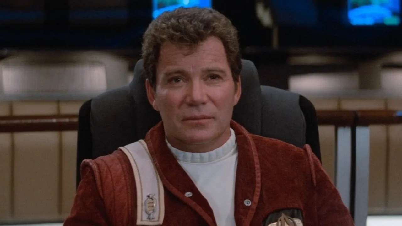 Homem em roupa esportiva, correndo na esteira, segurando um tablet que exibe a logo de Star Trek