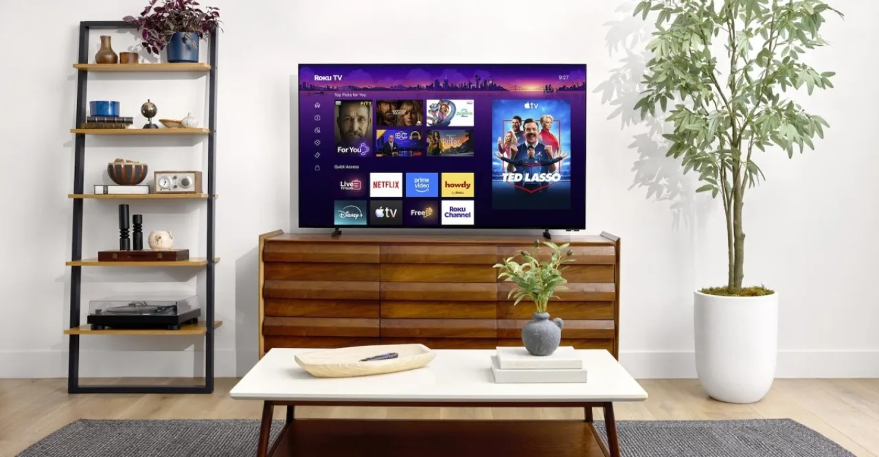TV OLED da Roku exibindo cores vibrantes com logo Roku na moldura e selo ‘Até $400 de desconto’