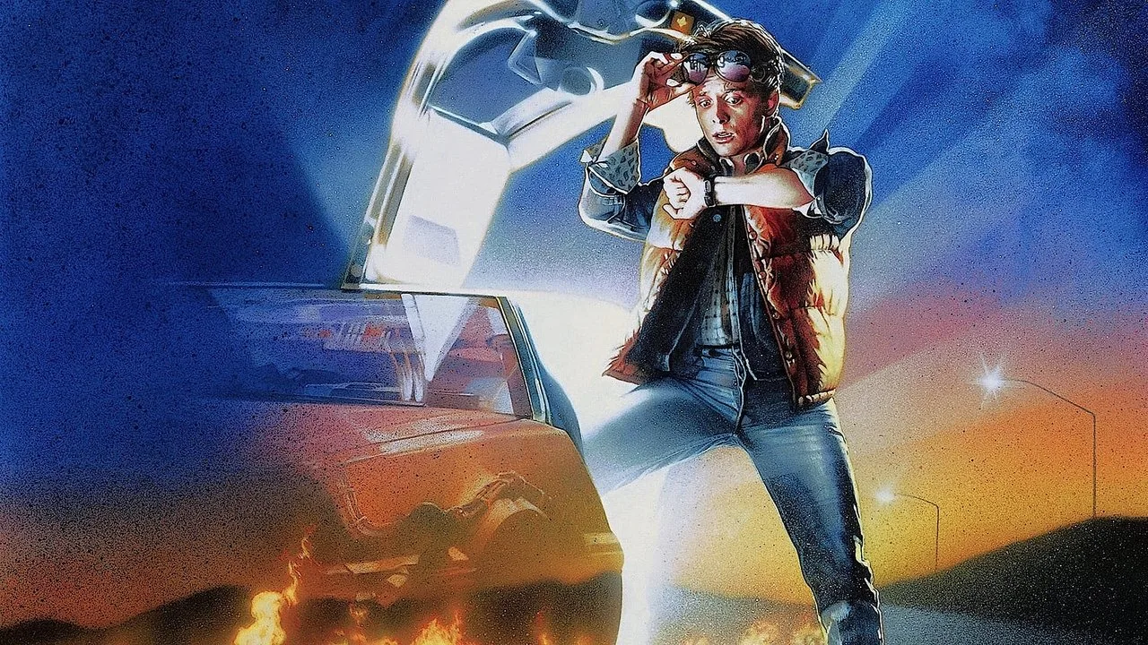 Jovem em roupa neon dos anos 80 faz polichinelos ao lado de um relógio digital e um copo de água gelada