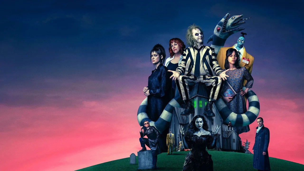 Jovem em camiseta listrada de Beetlejuice levanta halteres ao lado de smoothie verde e pôster do filme na parede