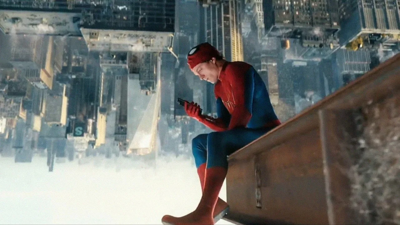 Homem‑aranha em traje vermelho, segurando cronômetro, faz flexão sobre calendário marcando salto de quatro anos