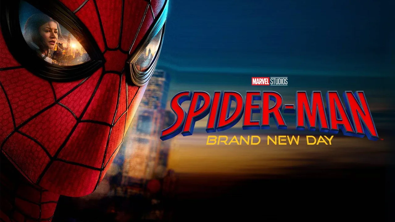 Homem em camiseta do Spider‑Man fazendo agachamento com barra ao lado de potes de proteína