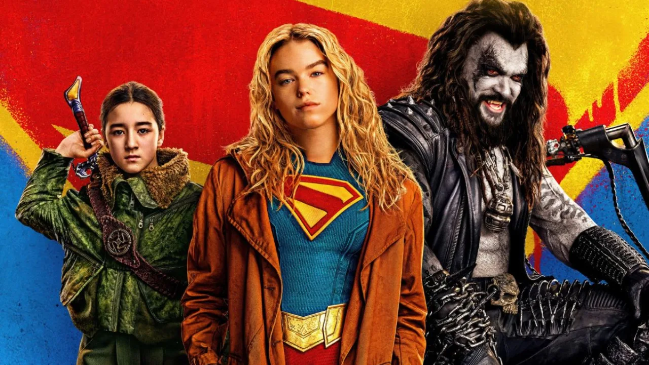 Atleta vestindo camiseta da DC levanta barra ao lado de pôster da Supergirl em academia