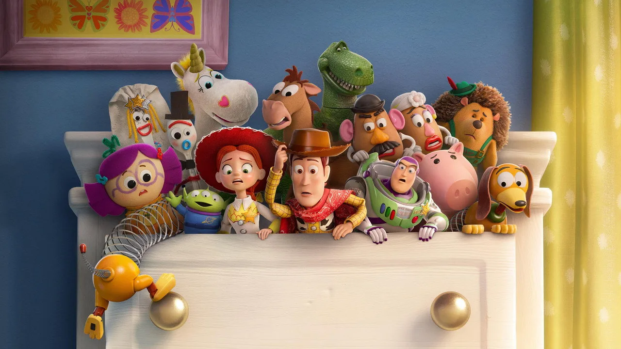 Jovem em camiseta Toy Story faz agachamento com haltere azul; pôsteres de Frozen, Mulan e Lilo & Stitch ao fundo