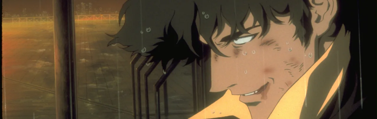 Jovem em camiseta de Cowboy Bebop faz agachamento com halteres ao lado de TV exibindo o poster 4K do filme