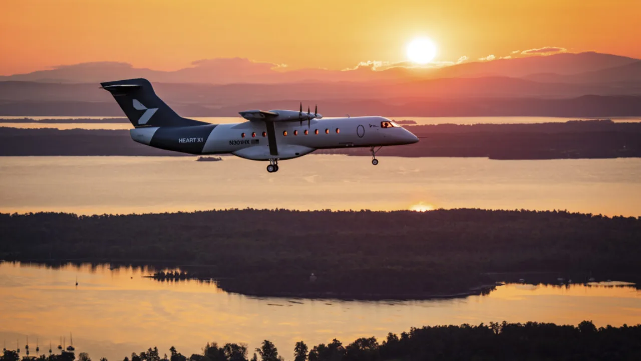 Um avião elétrico de perfil, com hélices silenciosas, sobrevoando um campo de turbinas solares e painéis de energia