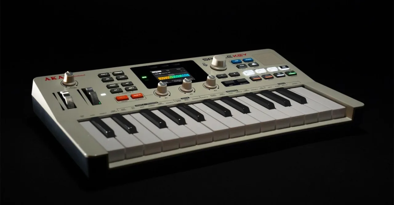 Akai MPC Sample Key em close revela pads RGB, knobs, display e entradas