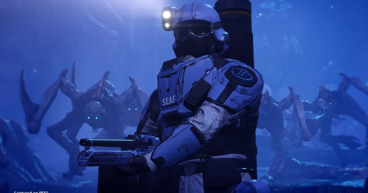 Soldado em armadura de Helldivers 2 fazendo agachamento com barra, enquanto hologramas dos inimigos Illuminate surgem ao fundo