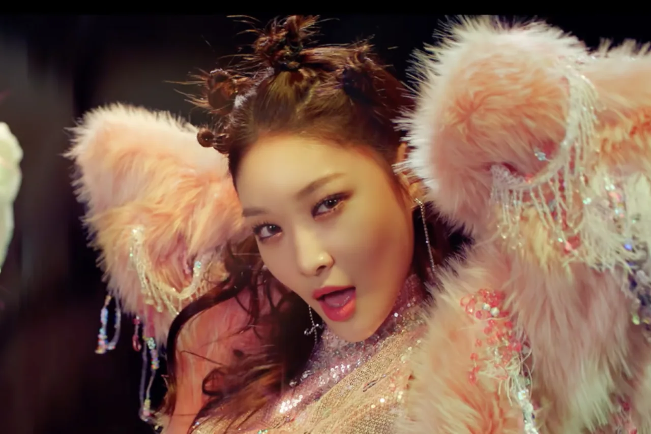 Chungha em cena vibrante do clipe "Roller Coaster" ao lado da marca de 100 milhões