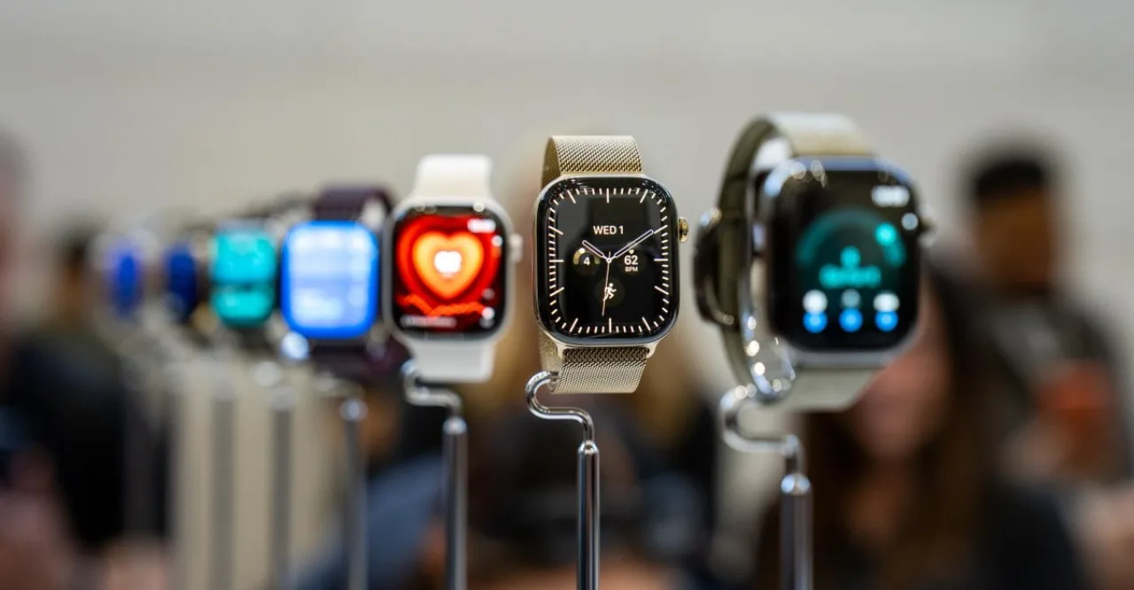 Apple Watch Series 12 em caixa de cerâmica ao lado do Ultra 4 com tela maior e sensor de temperatura