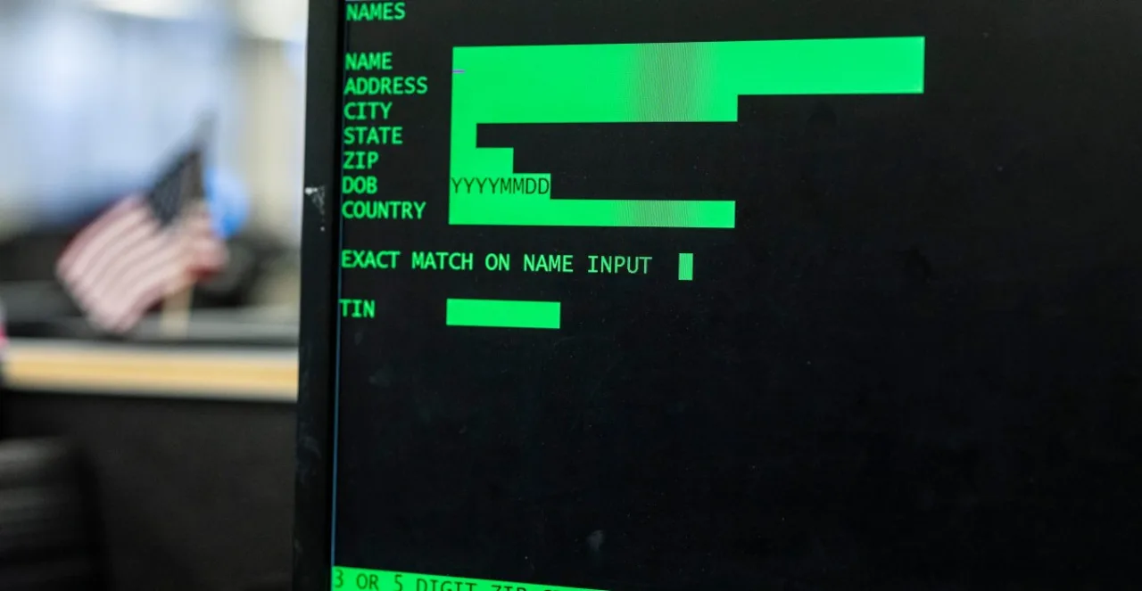 Tela de computador exibindo código COBOL ao lado de um ícone de inteligência artificial em fundo de data center