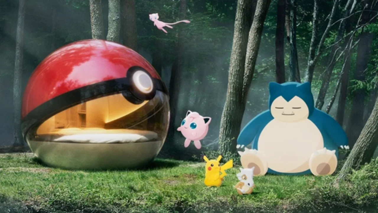 Jovem com smartwatch monitorando sono, deitado sobre almofada em formato de Poké Ball, ao lado de garrafa de água