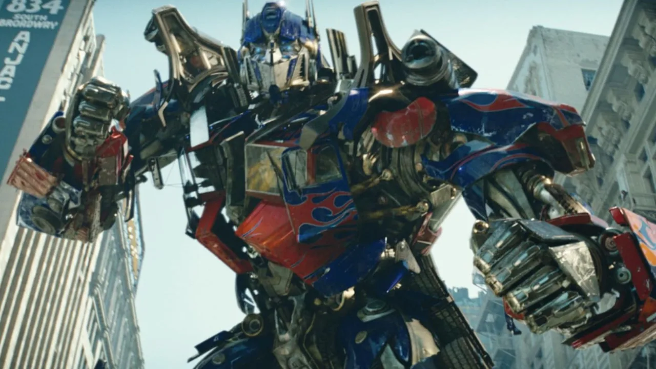 Baú aberto mostra figuras G1 Transformers dos anos 80, como Optimus Prime e Bumblebee, ainda intactas