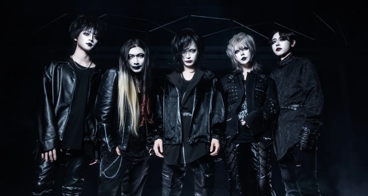 Yoel e os integrantes da DEAD BOY aparecem em trajes visual kei, cercados por luzes neon e o logo “8” em fundo futurista
