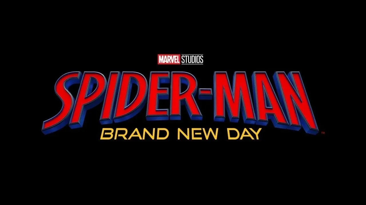 Um homem musculoso levanta halteres enquanto lê a HQ de Spider‑Man, com a capa da edição “Brand New Day” ao fundo