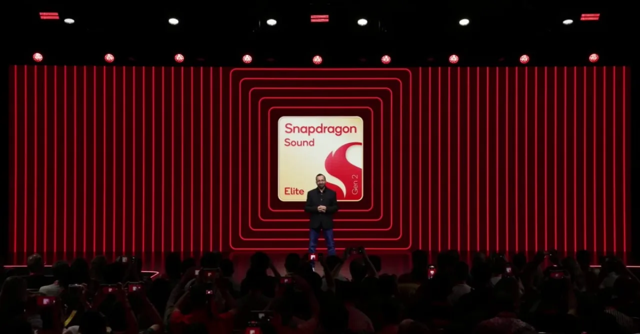 Logotipo da Qualcomm ao lado de earbuds sem fio e óculos de áudio, com ícone de Wi‑Fi 6E e diagrama do chip Snapdragon