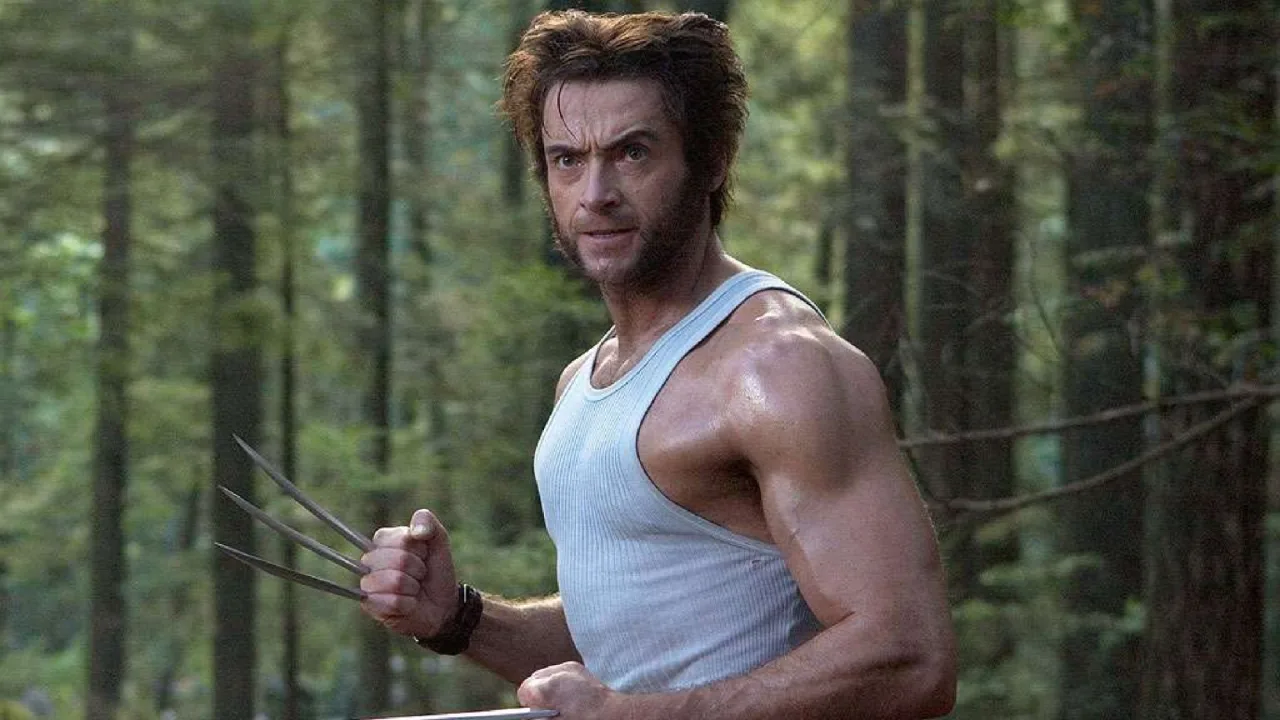 Jaqueta de couro marrom com colarinho e garras de metal de Wolverine sobre manequim, iluminada em fundo neutro
