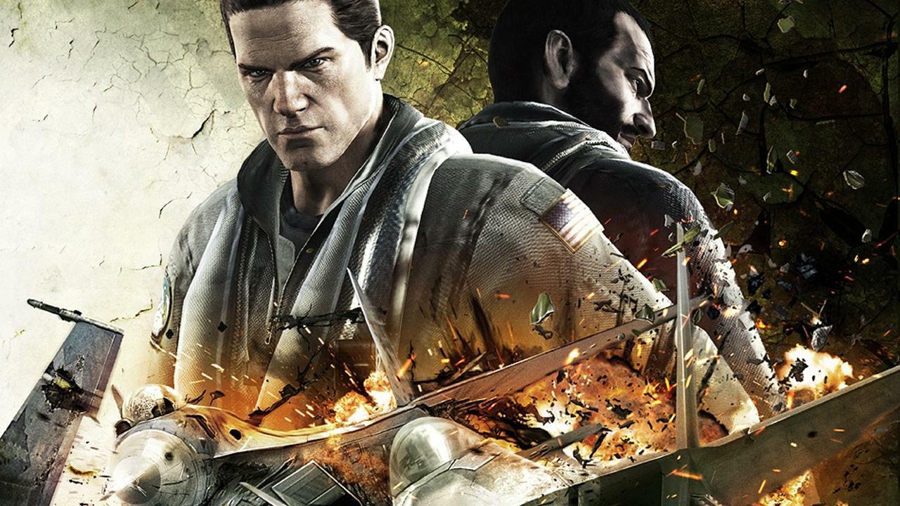 Um jovem sentado no sofá, jogando Ace Combat 8, enquanto faz flexões com apoio de um controle e garrafa d'água ao lado