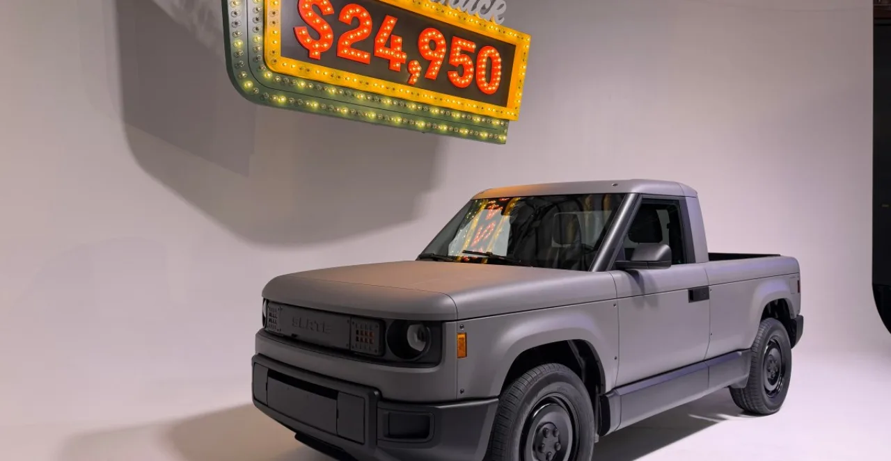 Pessoa em roupa esportiva fazendo agachamento ao lado da nova pickup elétrica da Slate Auto