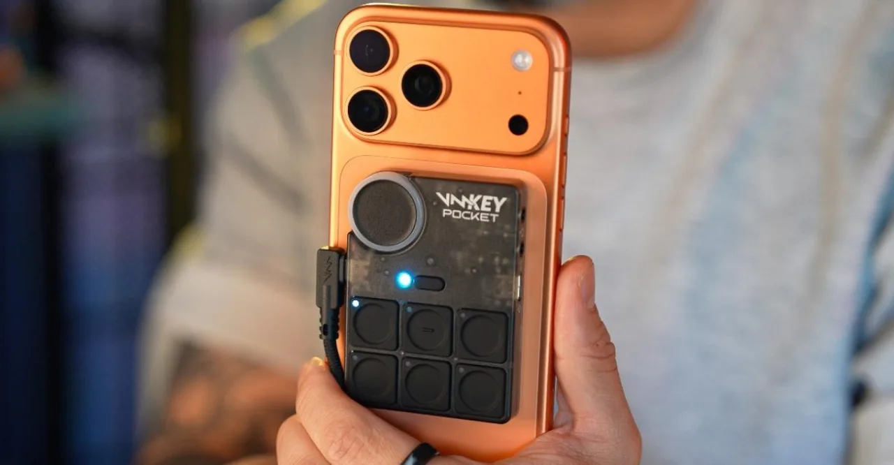 Key Pocket da Voicemod conectado a um smartphone, exibindo o logo da marca e um controle de voz em tempo real