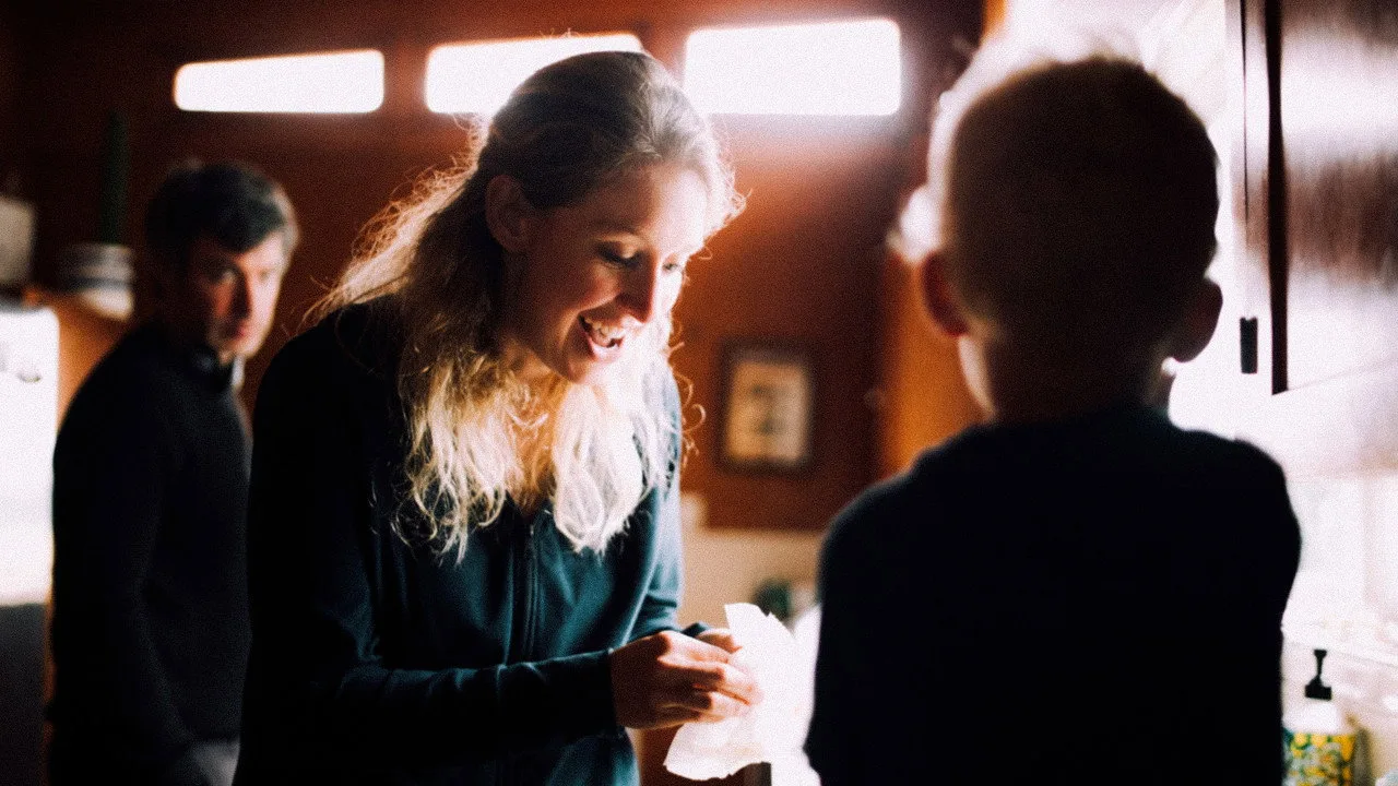 Imagem de You Can See Everything — You Can See Everything: filme sobre Elizabeth Holmes decepciona crític