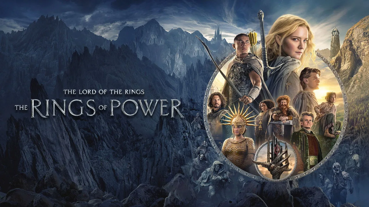 Jovem em roupa de treino levanta halteres ao lado de TV exibindo o logo de The Rings of Power, com garrafa d'água