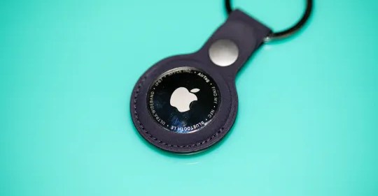 Pessoa correndo ao ar livre usando fones Bluetooth, segurando garrafa de água e smartwatch, com skyline urbano ao fundo