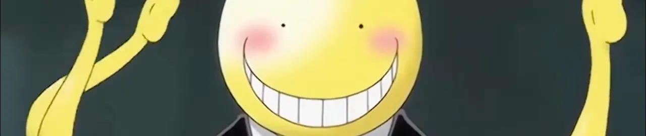 Jovem malhando com camiseta de anime, segurando halteres, garrafa d'água e comendo banana ao lado da TV