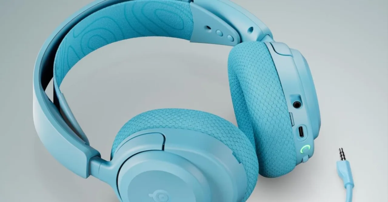 Corredora usa headset cyan leve sem fio durante treino ao ar livre