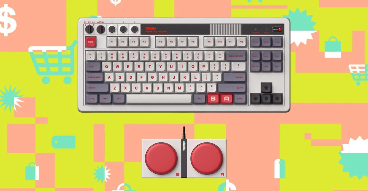 Um gamer concentrado, usando o teclado retro, com fones de ouvido, garrafa de água e um smartwatch no pulso