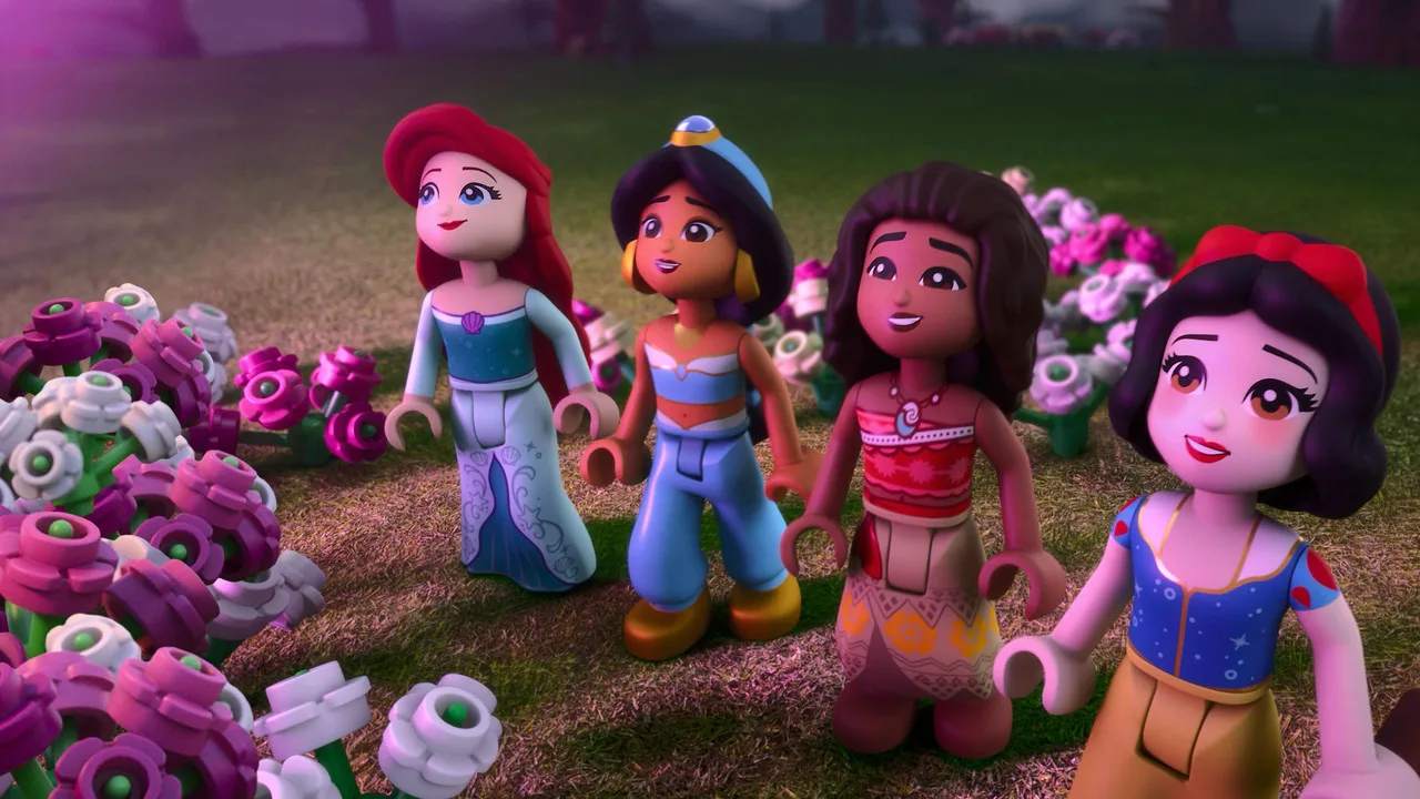 Pessoa correndo na esteira enquanto segura um boné da Toy Story e usa camiseta com floco de neve da Frozen