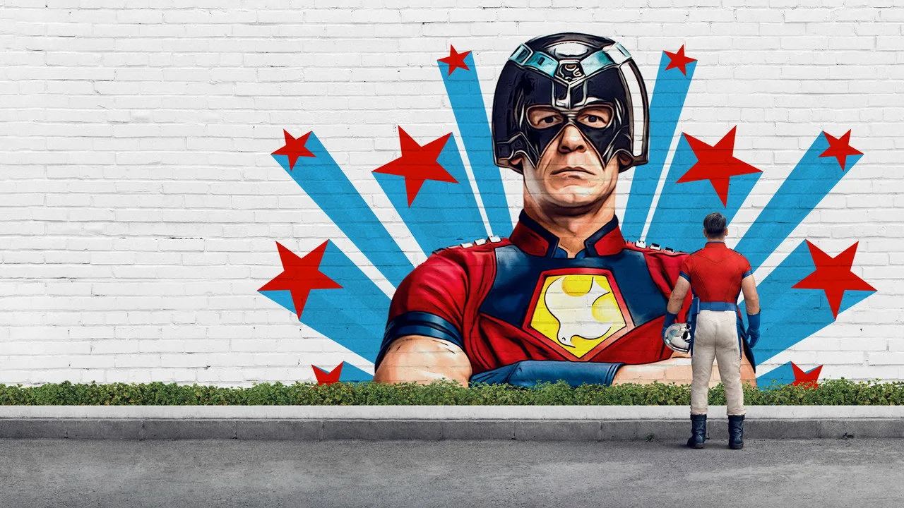 Homem musculoso levantando halteres ao lado de uma TV exibindo o logo do Prime Video