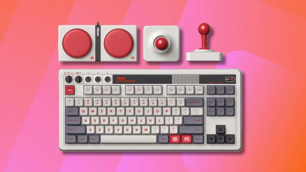 Teclado mecânico 8BitDo N Edition ao lado do joystick retro, sobre fundo com logo da Best Buy