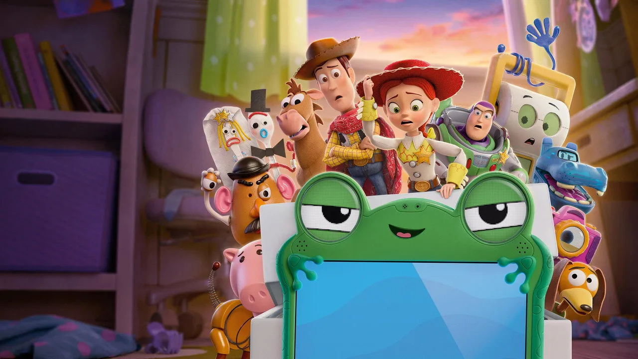Jovem fazendo agachamento segurando um balde de pipoca ao lado da TV exibindo Toy Story 5