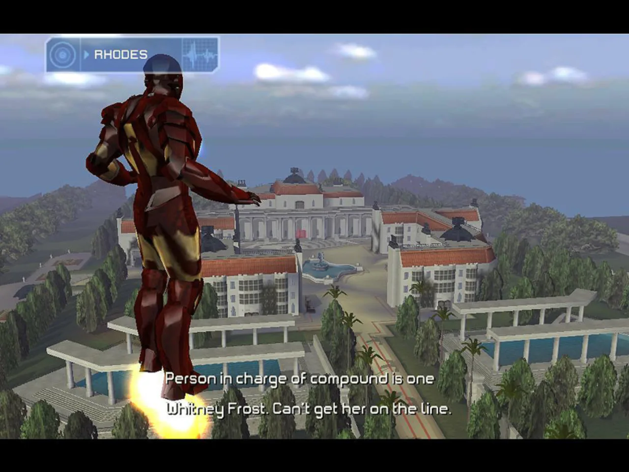 Homem usando luvas de academia levanta barra com camiseta vermelha e logo da Marvel ao fundo