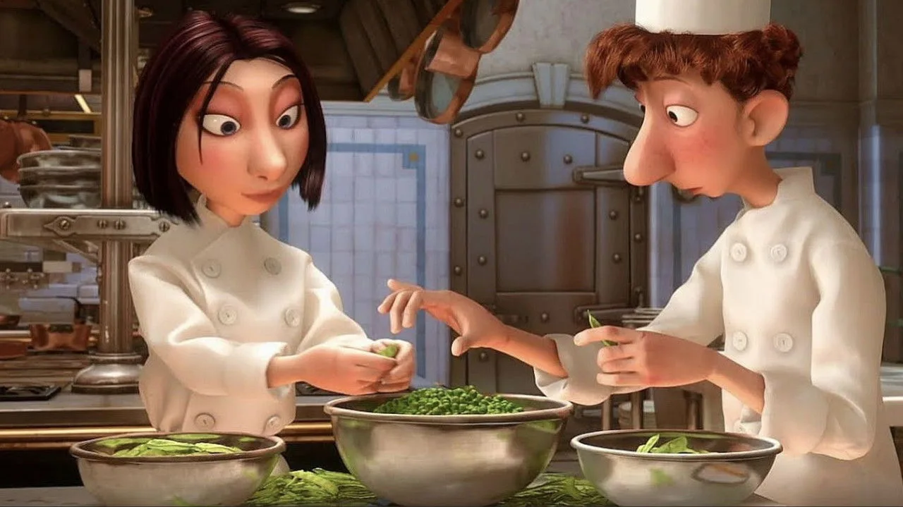 Mulher fitness corta berinjela, abobrinha e tomate em uma bancada de madeira, preparando ratatouille saudável