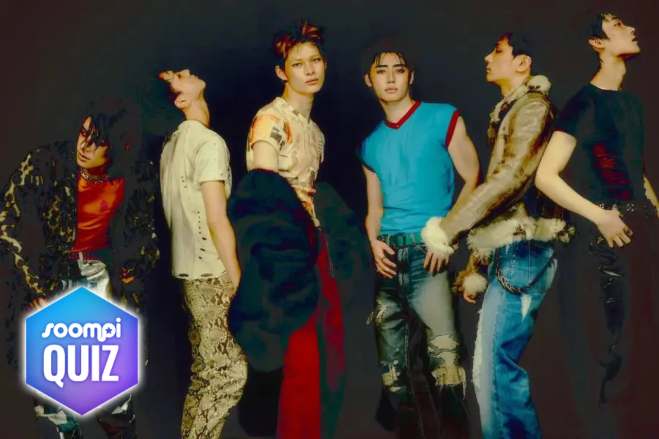 Membros do ENHYPEN posam em cena vibrante de um MV, com o logo da Soompi ao fundo