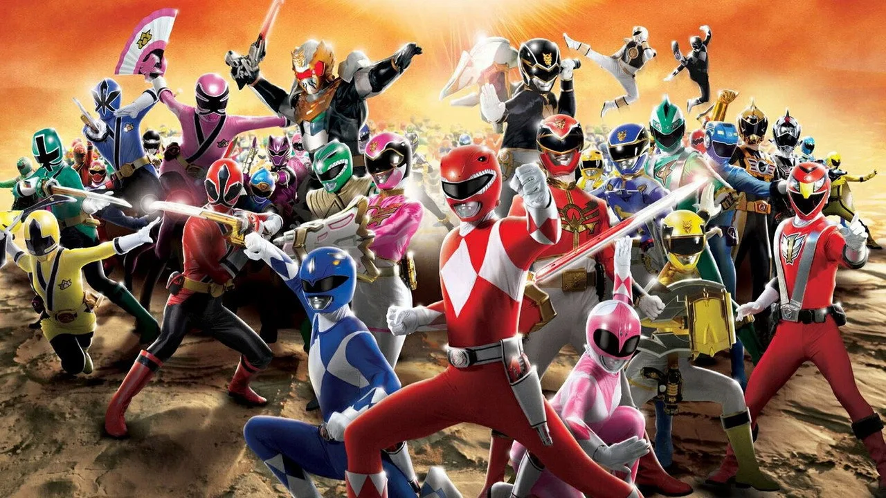 Um jovem praticando flexões ao lado de um haltere vermelho e uma garrafa de água com rótulo de Power Rangers
