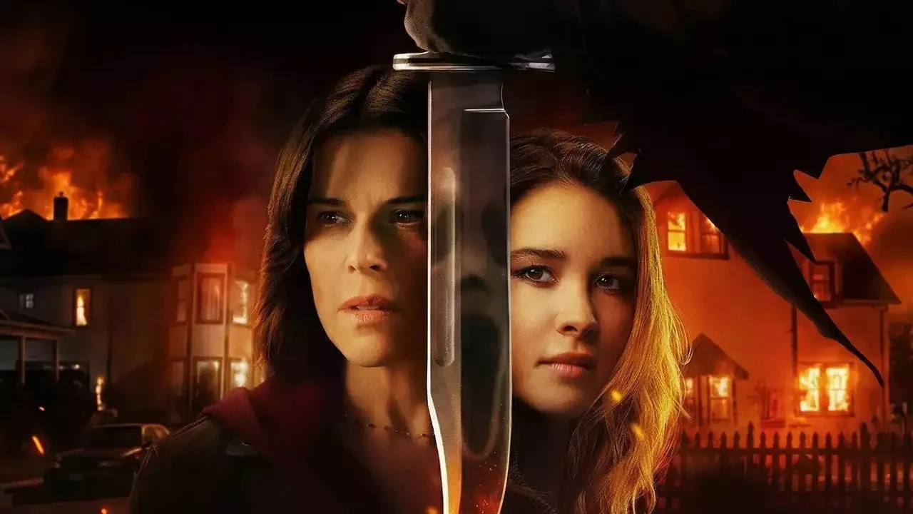 Pessoa assistindo ao filme em um tablet enquanto segura um balde de pipoca e uma garrafa de água em um sofá